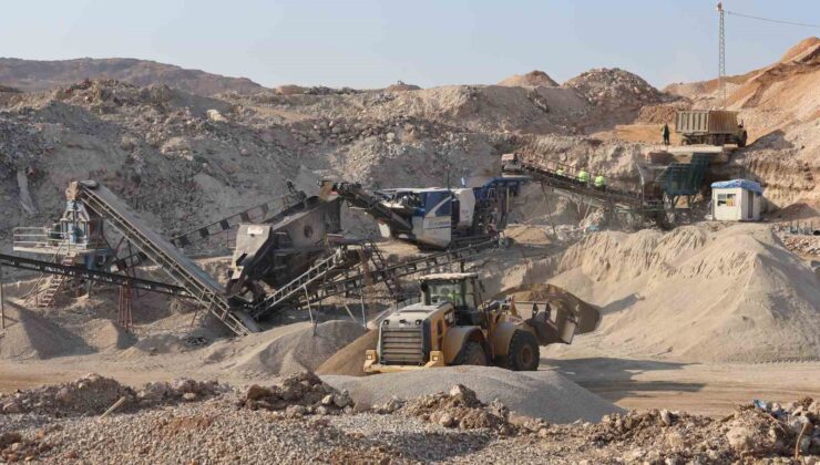 Depremin vurduğu Hatay’da, enkaz döküm sahasında saatte 500 ton enkaz atığı geri dönüştürülüyor