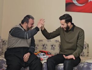 Down sendromlu genç imamın umre dönüşünü kapıda bekledi