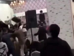 Düğünde sahne anlaşmazlığı kavgasında sandalyeler havada uçtu