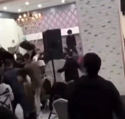 Düğünde sahne anlaşmazlığı kavgasında sandalyeler havada uçtu