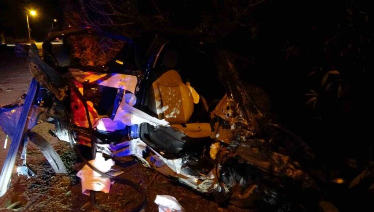 Elektrik direğine çarpan Fiat otomobil hurdaya döndü: 2 yaralı