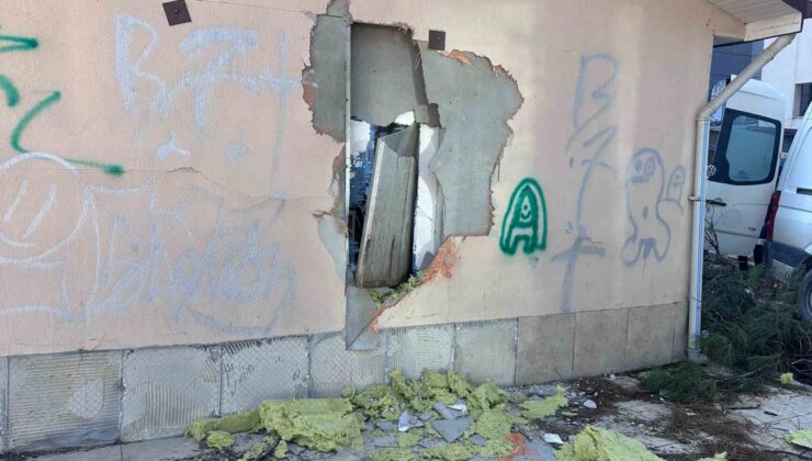 Eski hastane deposunun duvarını kırıp içeri girdiler, güvenlik kamerasını boyadılar