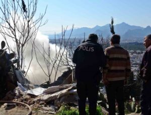 Evinin yanışını çaresiz gözlerle izledi, odaların halini görünce başını duvara yaslayıp öylece kaldı
