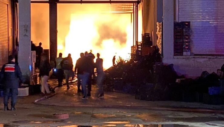 Finike Toptancı Hali’nde korkutan yangın