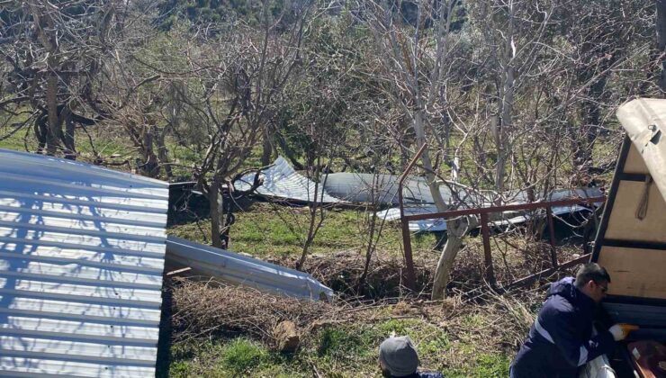 Fırtına Gazipaşa’da köy konağının çatısını uçurdu