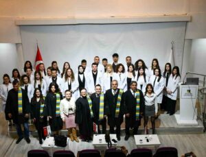 Fizyoterapi ve rehabilitasyon öğrencileri beyaz önlüklerini giydi