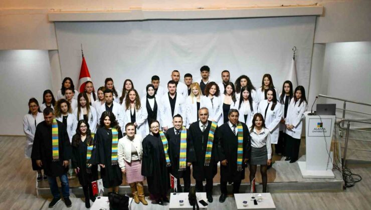 Fizyoterapi ve rehabilitasyon öğrencileri beyaz önlüklerini giydi