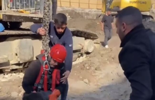 Fore kazık kuyusuna düşen kedi itfaiye ekipleri tarafından kurtarıldı