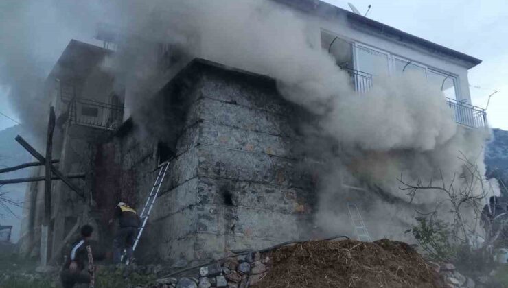 Gazipaşa’da iki katlı müstakil evde çıkan yangında ahırda bulunan inek ve buzağı telef oldu