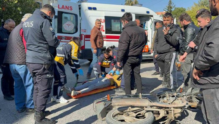 Hafif ticari araç motosikletle çarpıştı, o anlar güvenlik kamerasına yansıdı: 1 yaralı