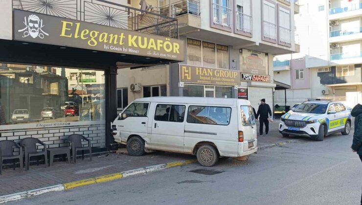 Hafif ticari aracın çarptığı kamyonet kuaförün duvarına çarparak durabildi