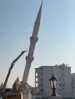 Hasarlı minare iş makinesinin dokunuşuyla yerle bir oldu