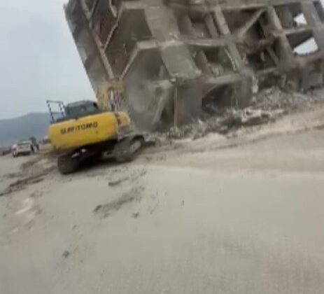 Hatay’da 5 katlı binanın yerle bir olma anı kamerada