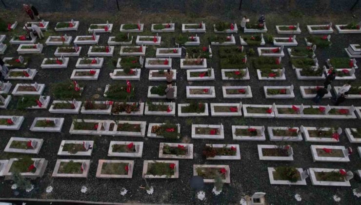 Hatay’da deprem şehitleri mezarlığındaki yoğunluk havadan görüntülendi