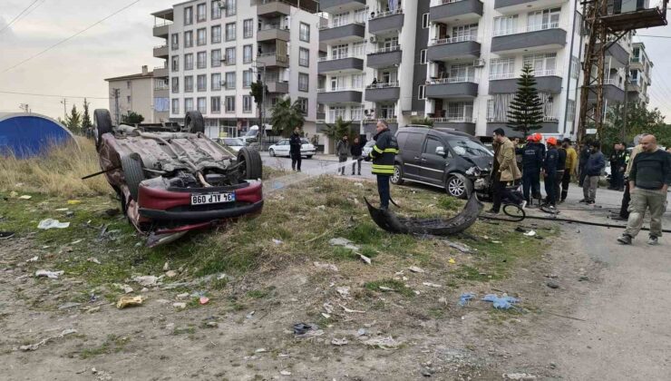 Hatay’da hafif ticari araç otomobille çarpıştı: 3 yaralı