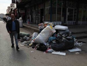 İşçiler greve gitti, sokaklar çöp doldu