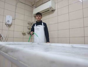 İşini hevesle yapan 21 yaşındaki gassal: “Arkadaşlarım ’beni sen yıkayacaksın, ölünce de şu mezarlığa koy’ diye vasiyet ediyorlar”