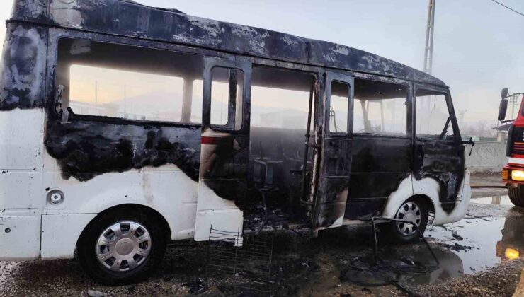 Isparta’da alev alan okul servisindeki 2 öğrenci son anda kurtarıldı