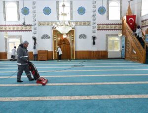 Isparta’da camilerde Ramazan temizliği