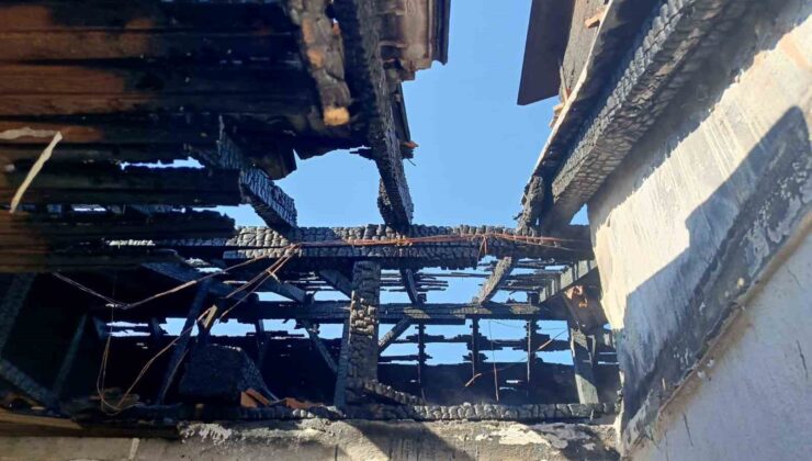 Isparta’da çatıda çıkan yangın kısa sürede söndürüldü