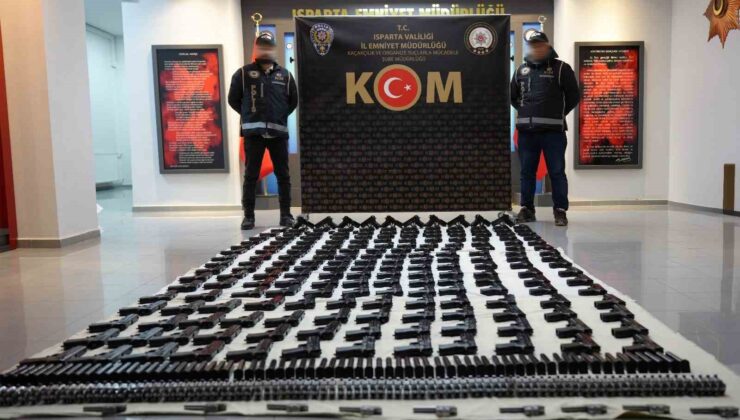 Isparta’da iki araçta yüzlerce ruhsatsız tabanca ele geçirildi