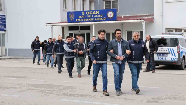 Kaçak göçmenlere VIP taşımacılık yapan şebeke Adana’da çökertildi