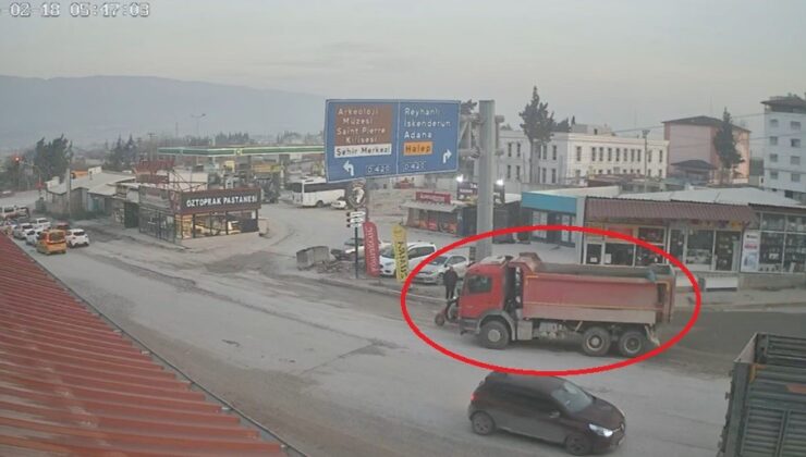 Kamyonun altında kalan motosikletli ezilerek can verdi o anlar kamerada