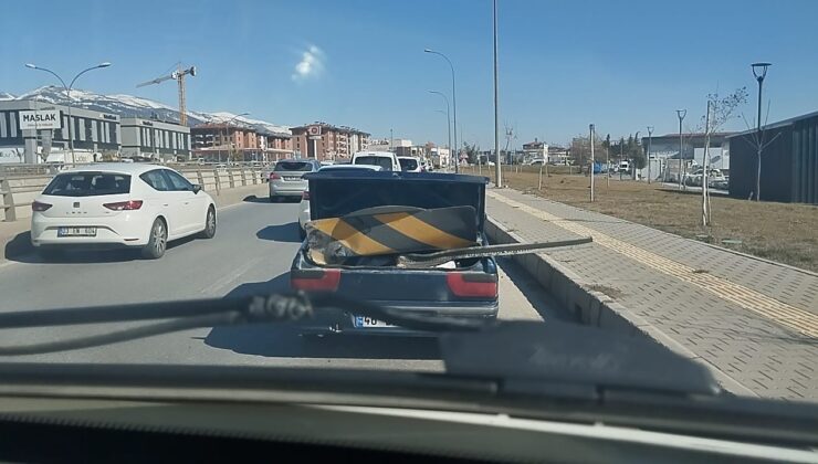 Karayolu işaret levhasını otomobil ile taşıdı