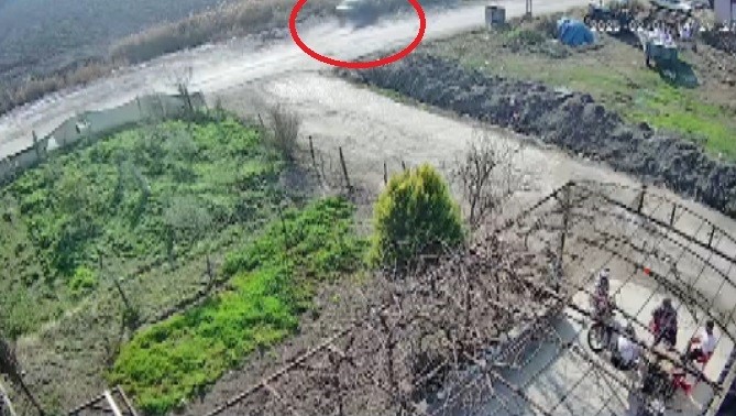 Kontrolden çıkan otomobilin dereye uçtuğu anlar kamerada