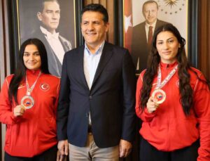 Kozan’da kadın güreşçiler ödüllendirildi