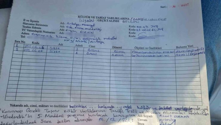 Lise öğrencisi piknikte bulduğu 2 bronz sikkeyi müzeye teslim etti