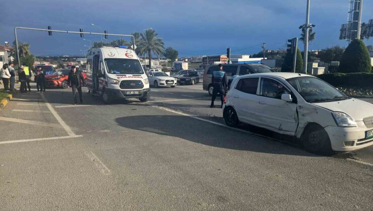 Manavgat’ta iki otomobil çarpıştı: 2 yaralı