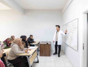 MERCEK Meslek Edindirme Merkezi’nde vatandaşlar okuma-yazma öğreniyor