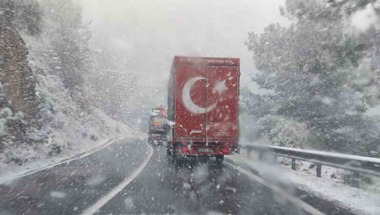 Mersin-Antalya arasında lapa lapa kar yağdı