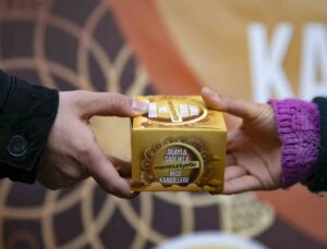 Mersin’de Berat Kandili’nde 15 bin kandil simidi dağıtıldı