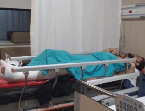 Mersin’de düşerek yaralandıktan sonra tutuklanan gencin yakınları tedavi sürecinin tamamlanmasını istiyor