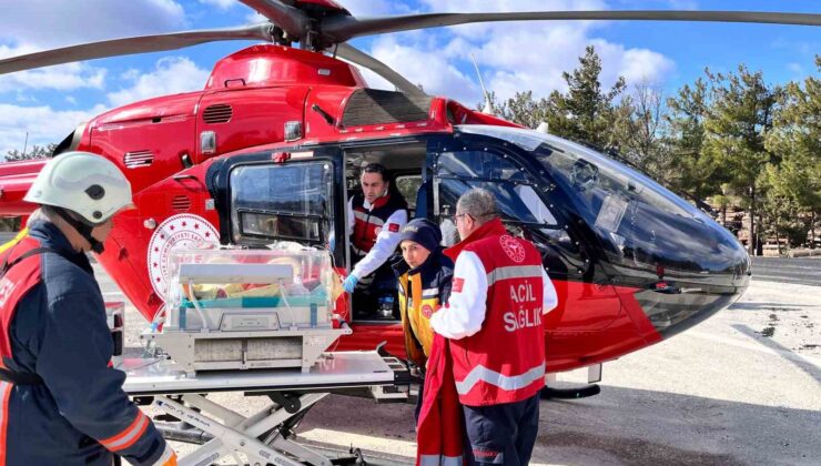 Mersin’de erken dünyaya gelen ’ikiz bebekler’ helikopter ambulansla nakledildi