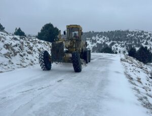 Mersin’de kar ve buzla kaplanan yollar belediye ekiplerince açıldı