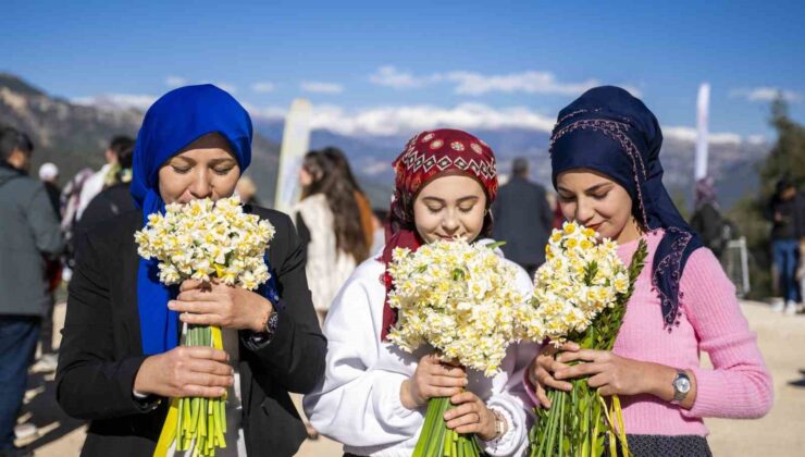 Mersin’de ’Nergis Şenliği’ fotoğraf yarışmasının kazananları ödüllerini aldı
