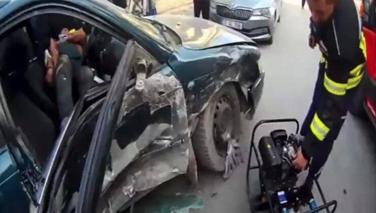 Mersin’de otomobilde sıkışan sürücüyü itfaiye ekipleri kurtardı
