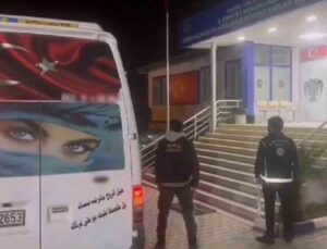 Minibüsle göçmen kaçıran şahıslar yakayı ele verdi