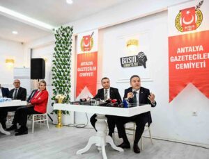 Muhittin Böcek: “Antalya’ya teleferiği yeniden kazandıracağız”