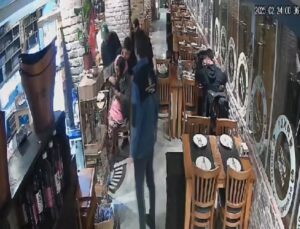 Nefes borusuna yiyecek takılan İngiliz turisti, garsonun Heimlich manevrası kurtardı