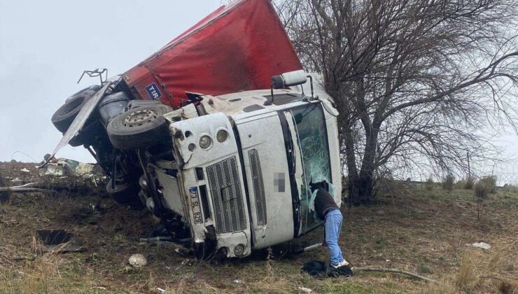 Osmaniye’de kamyon şarampole yuvarlandı, sürücü hafif yaralandı