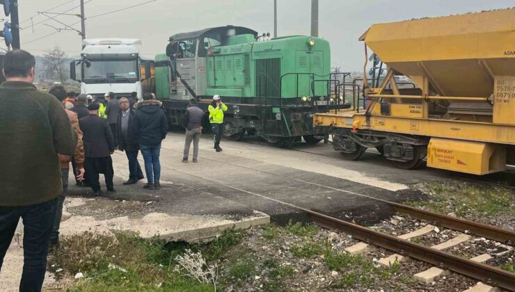 Osmaniye’de yük treniyle hafriyat kamyonu çarpıştı: 1 kişi yaralandı
