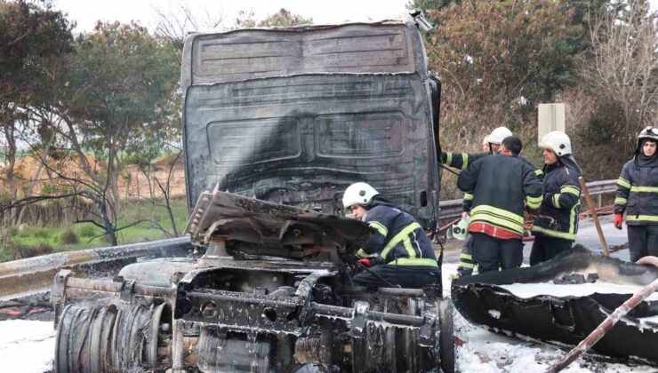 Otoyolda yanan tanker söndürüldü