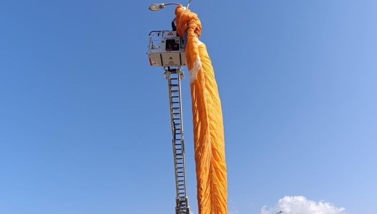 Paraşütçünün gökyüzü sefası aydınlatma direğine takıldı