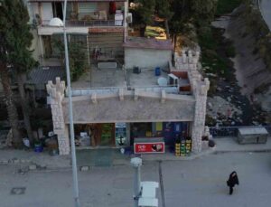 Şehrin tarihi kültürünü yansıtmak için iş yerini kale gibi yaptı