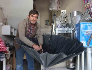 Şemsiye fiyatları artınca şemsiye tamirine ilgi arttı