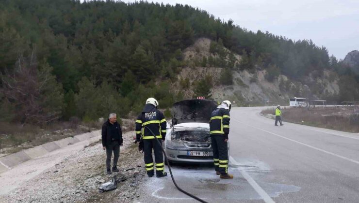 Seyir halindeyken alev alan otomobil kullanılamaz hale geldi
